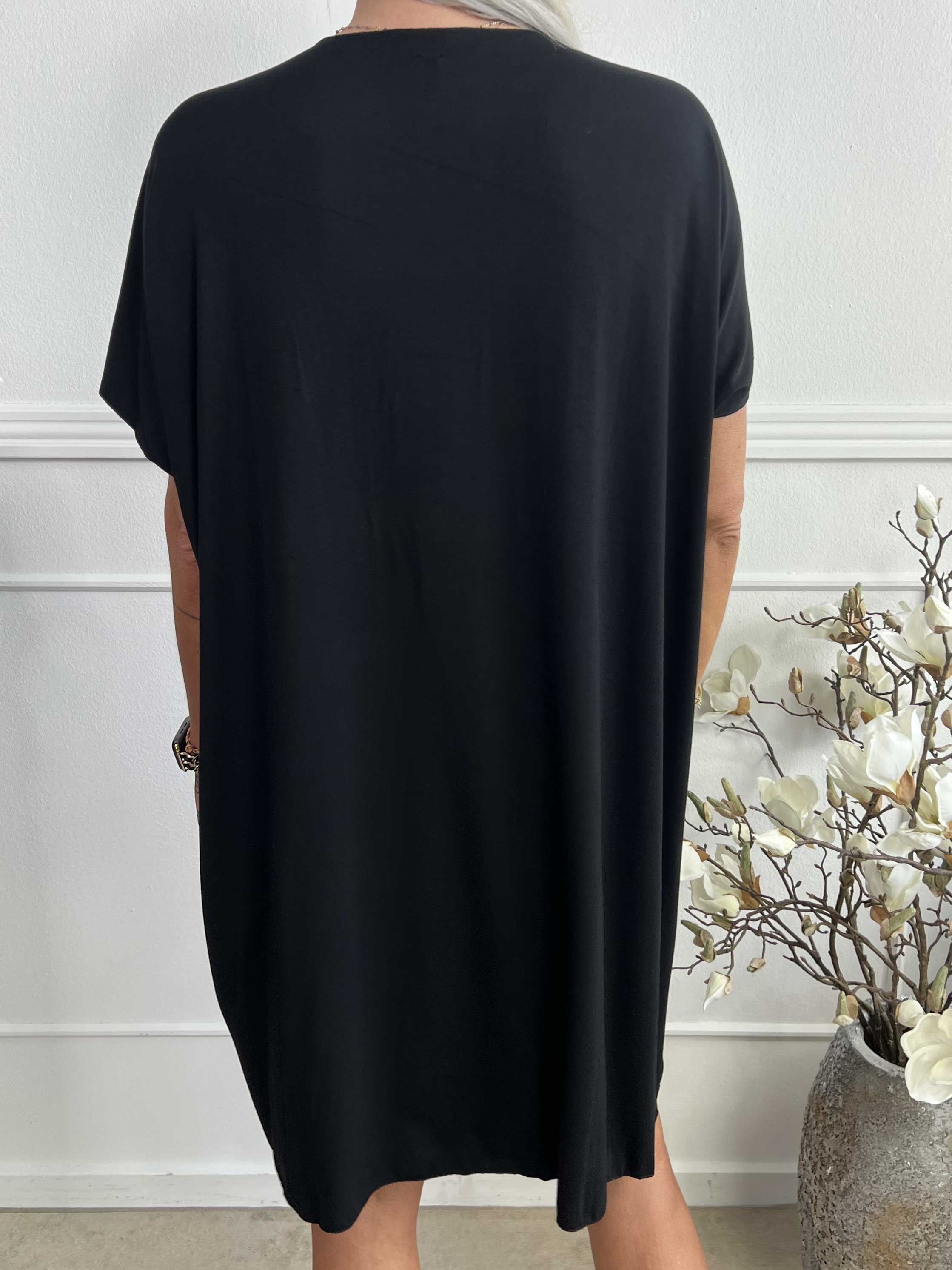 Ellen - Oversized t-shirtkjole i viskose med guldskrift